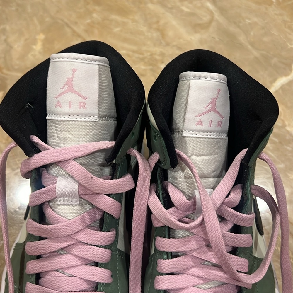 Nike Jordan Mid - Picture 2 of 7